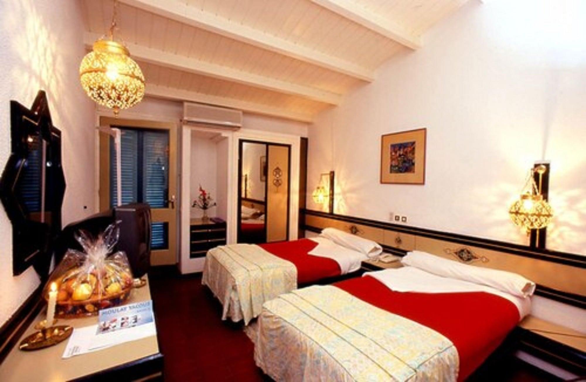 Hotel Moulay Yacoub Buitenkant foto